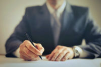 signer_contrat homme qui signe un contrat